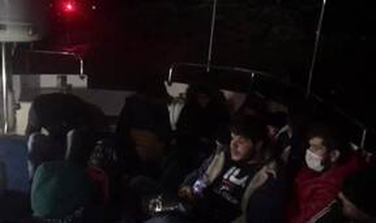 Muğla\'da Türk kara sularına dönmeye zorlanan 13 sığınmacı kurtarıldı