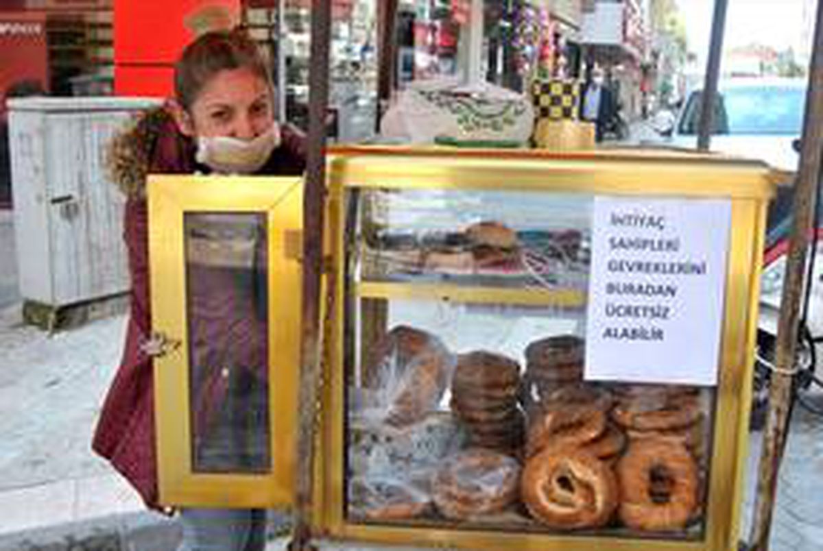Ödemişli simitçiden ihtiyaç sahiplerine destek