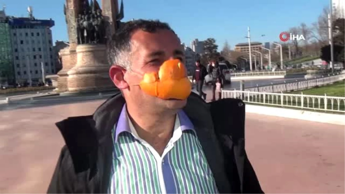 Portakaldan yaptığı maske ile türkü söyleyerek Taksim\'de yürüdü