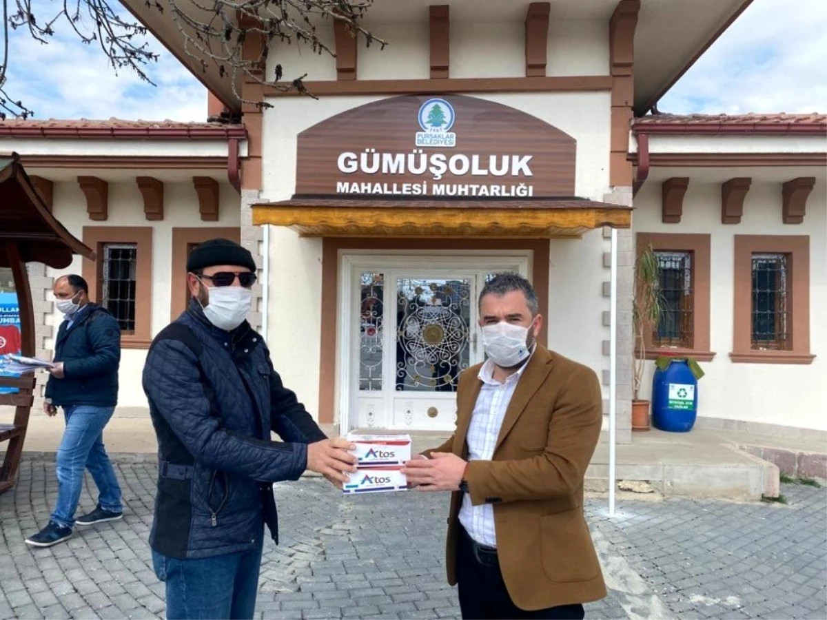 Pursaklar Belediye Başkanı sokak sokak maske dağıttı