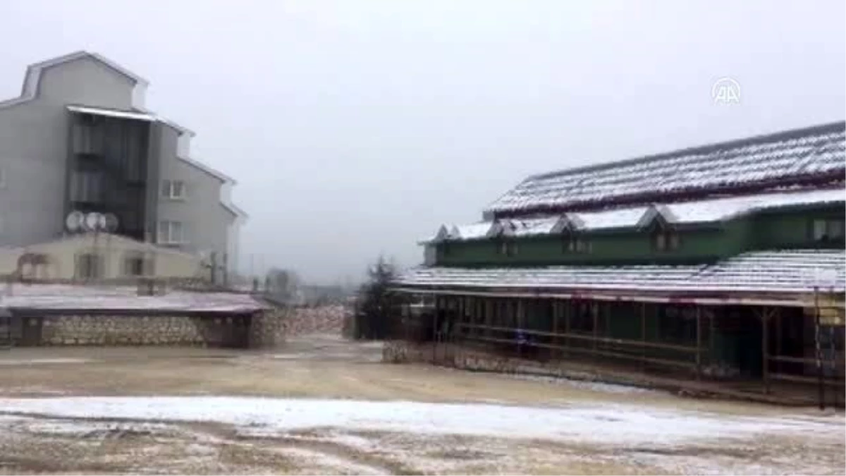 Saklıkent Kayak Merkezi\'ne kar yağdı