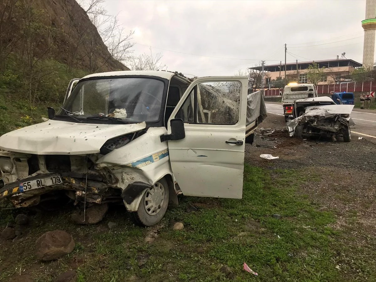 Samsun\'da otomobil ile kamyonet çarpıştı: 3 yaralı