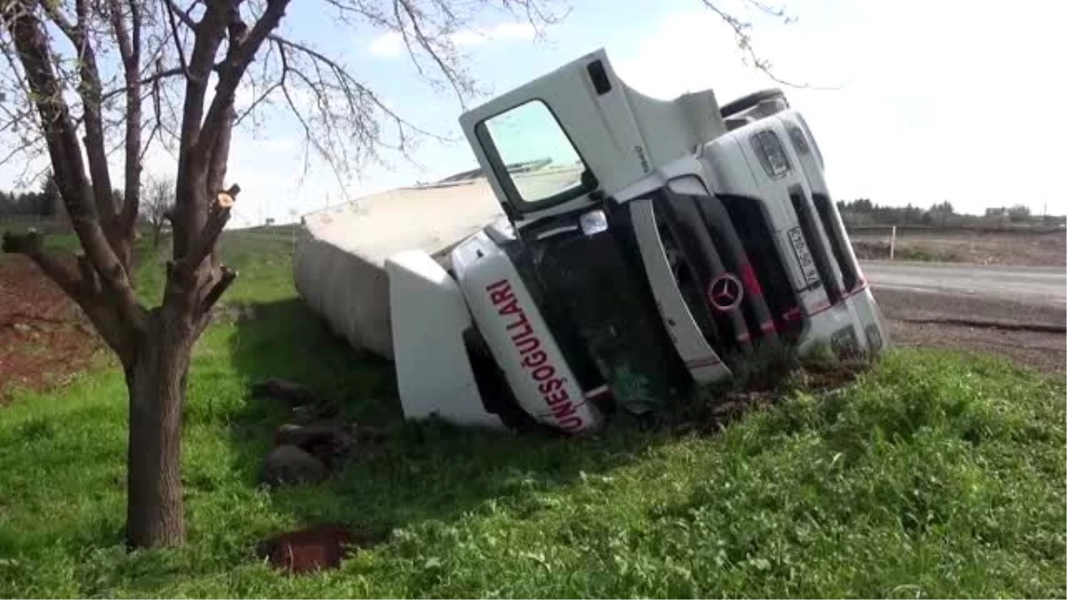 Şanlıurfa\'da devrilen tırın sürücüsü yaralandı