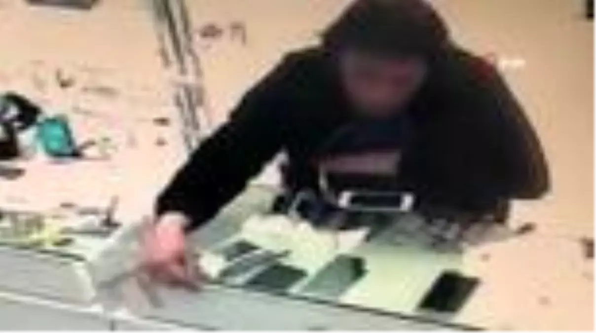 Sokağa çıkma yasağı bulunan 16 yaşındaki şahıs telefon çaldı, o anlar kameraya böyle yansıdı