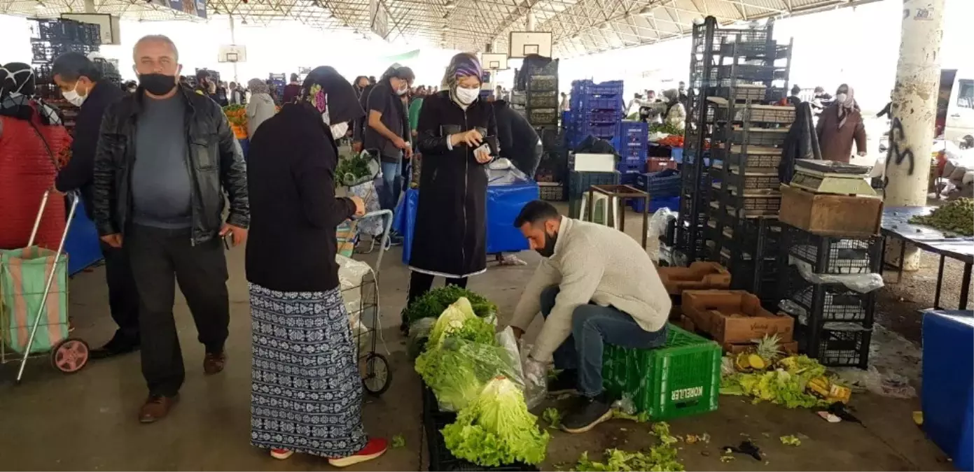 Tüm uyarılara rağmen semt pazarında düşündüren yoğunluk