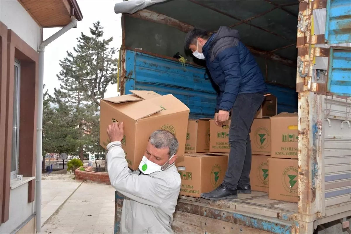 Yozgat Belediyesi işsiz vatandaşlar için gıda ve temizlik malzemesi paketi hazırladı