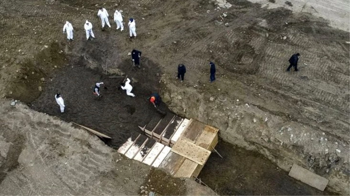 ABD\'de koronavirüsten ölenler için kazılan toplu mezar havadan görüntülendi