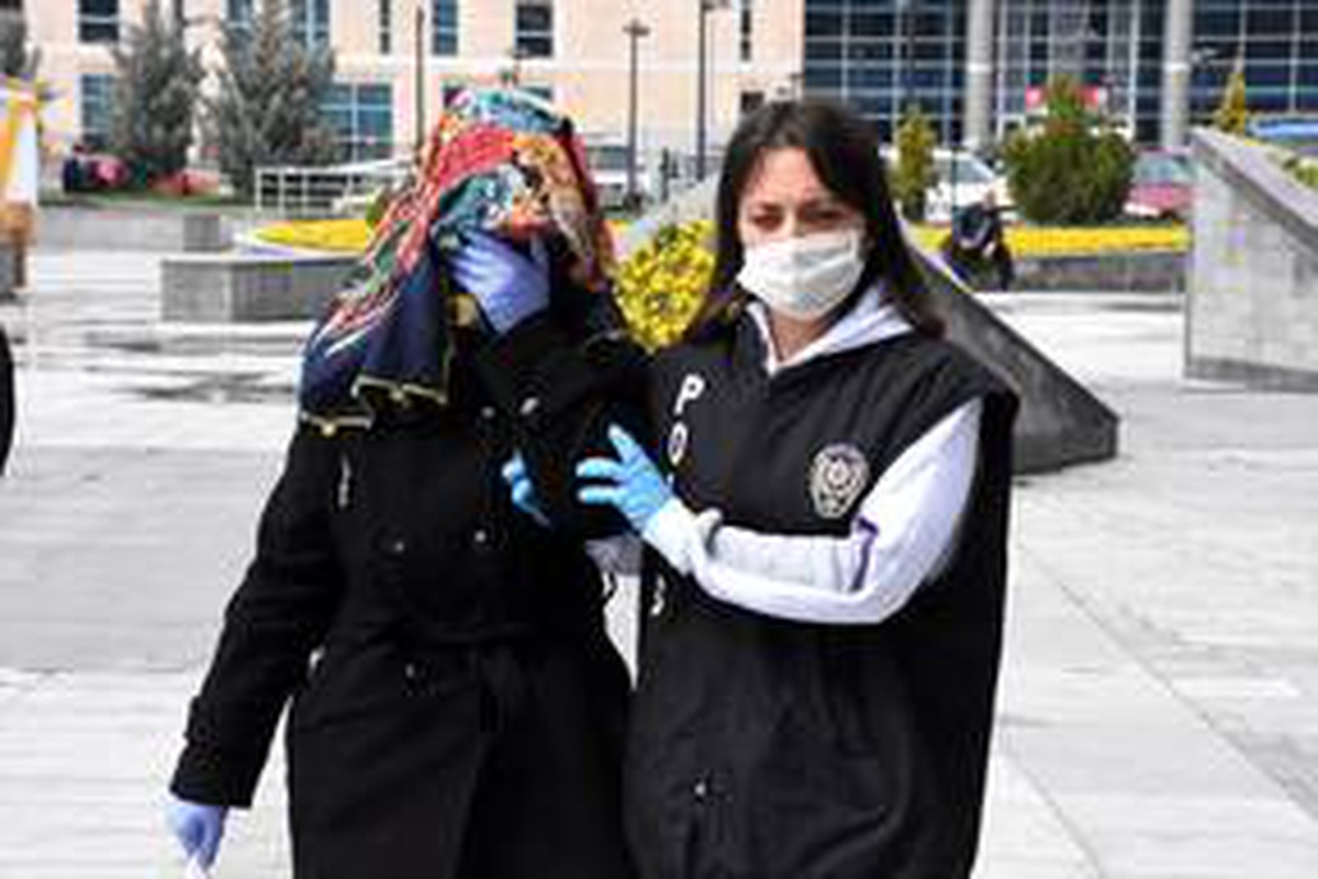 Apartmanın merdiven korkuluklarına sıvı süren kadın adliyeye sevk edildi