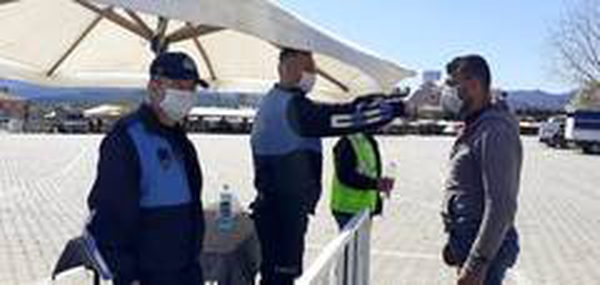 Ateşi ölçülen vatandaşlara maske dağıtıldı