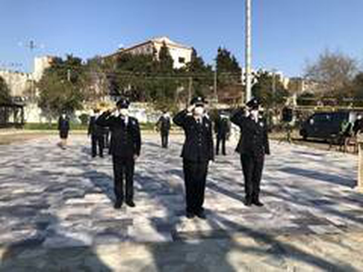Ayvacık\'ta sosyal mesafeli çelenk töreni