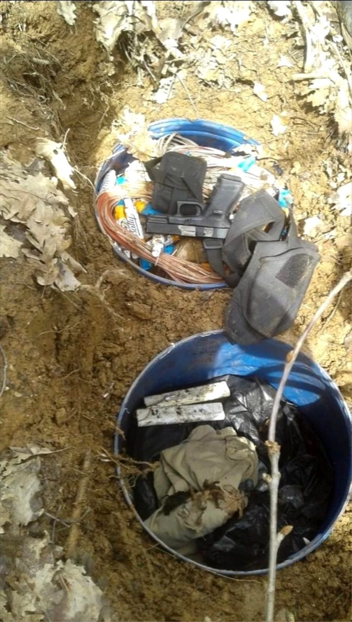 Bitlis\'te PKK\'lı teröristlere ait malzemeler imha edildi