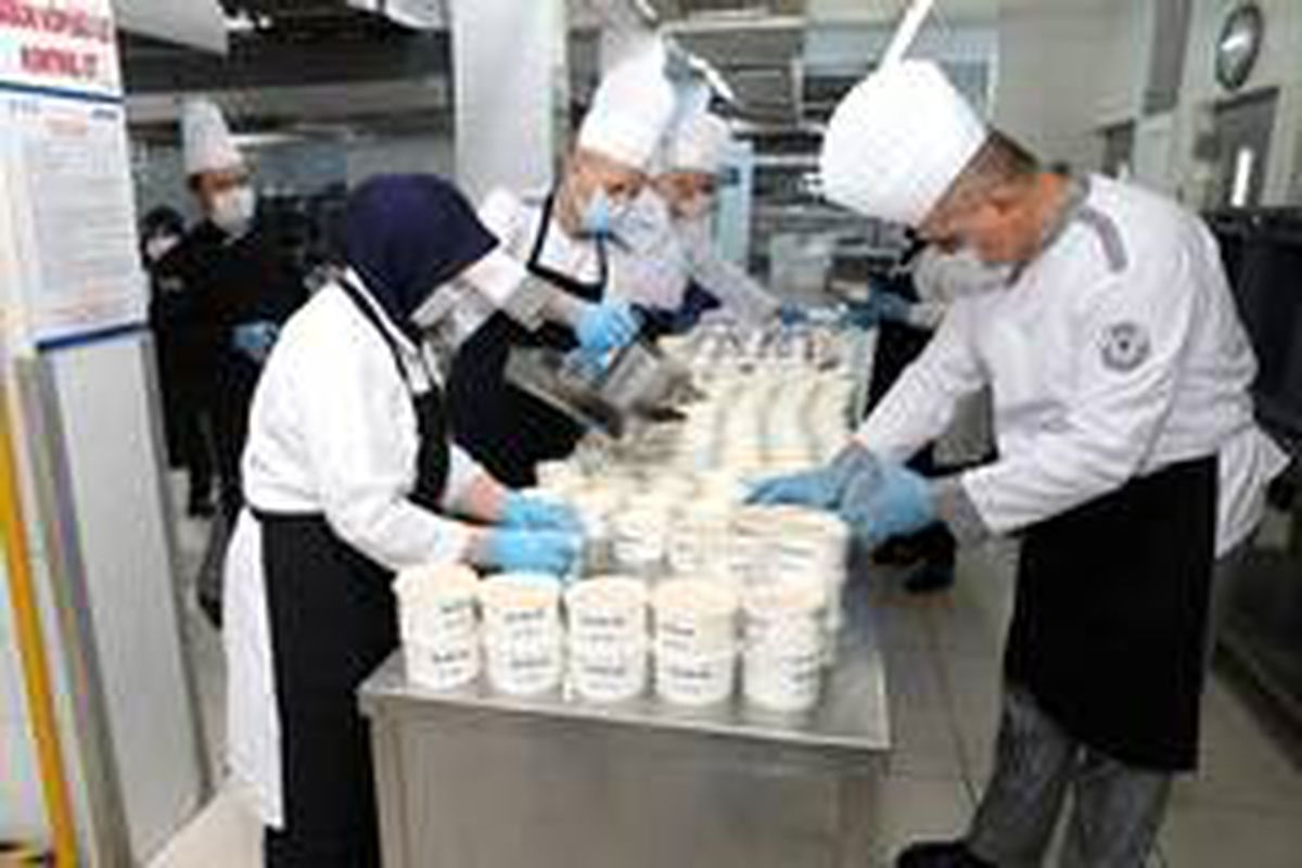 Büyükşehir\'den sokağa çıkamayan 2 bin 500 kişiye her gün iki öğün sıcak yemek