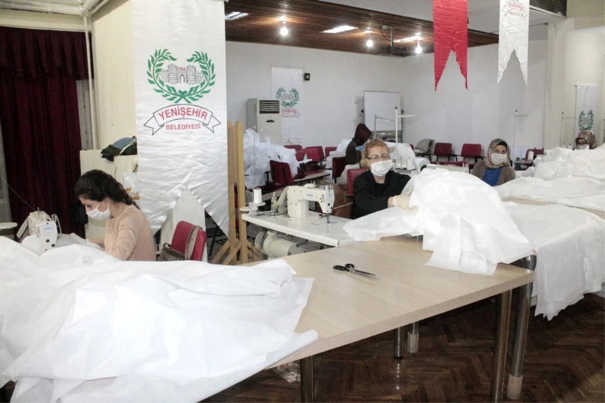 Diyarbakır\'da fabrika gibi çalışan HEM günlük 2 bin maske ve 100 tulum üretiyor