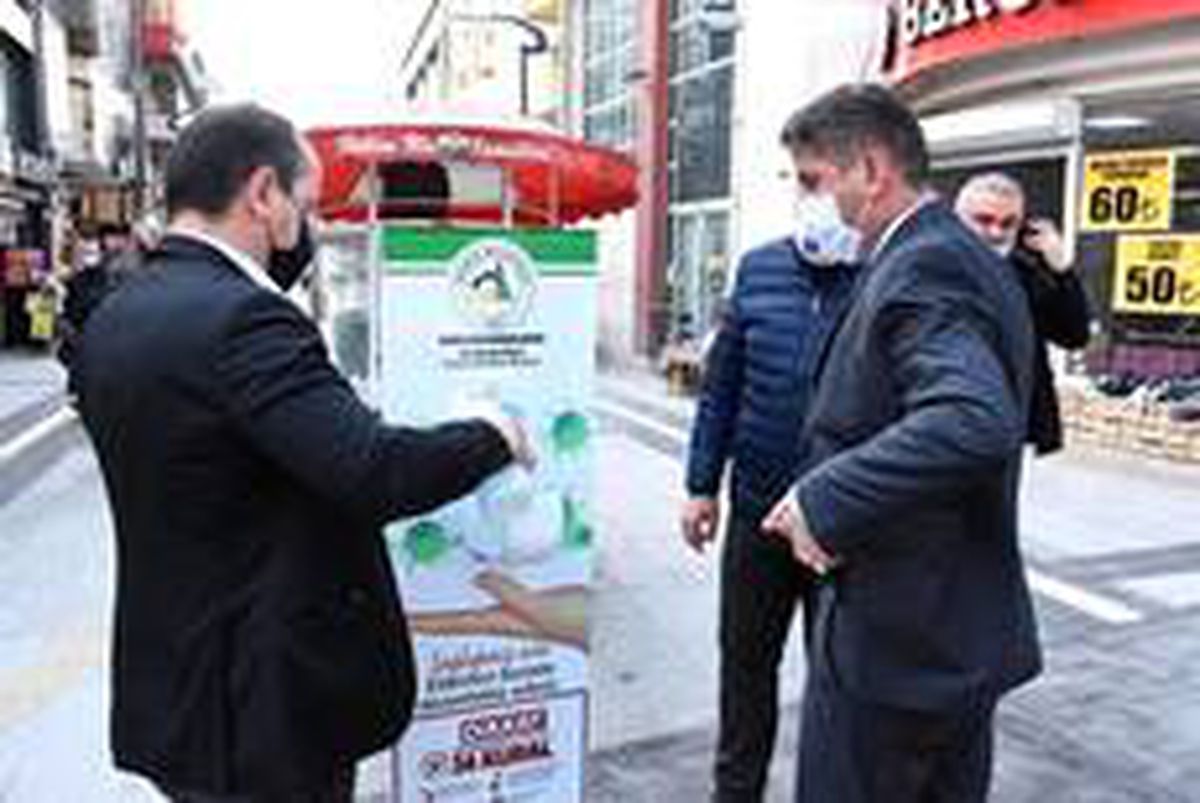Düzce Belediyesi, sokaklara el dezenfektanları koydu