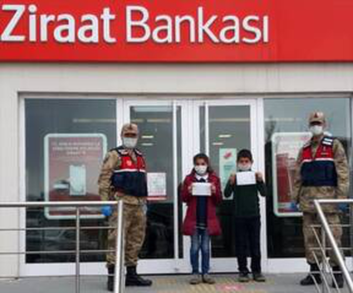 Erzurum\'da iki kız kardeş harçlıklarını Milli Dayanışma Kampanyası\'na bağışladı