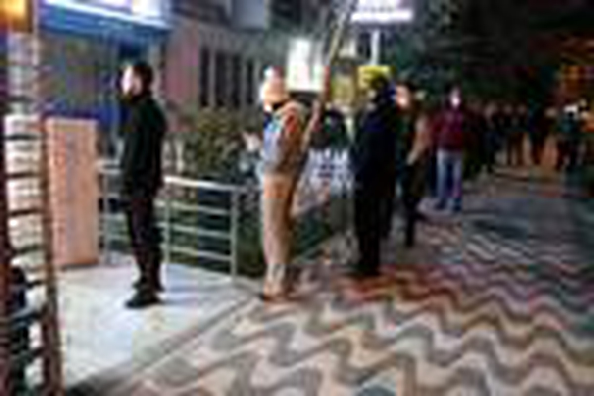 Eskişehir\'de market ve fırınlarda uzun kuyruklar oluştu