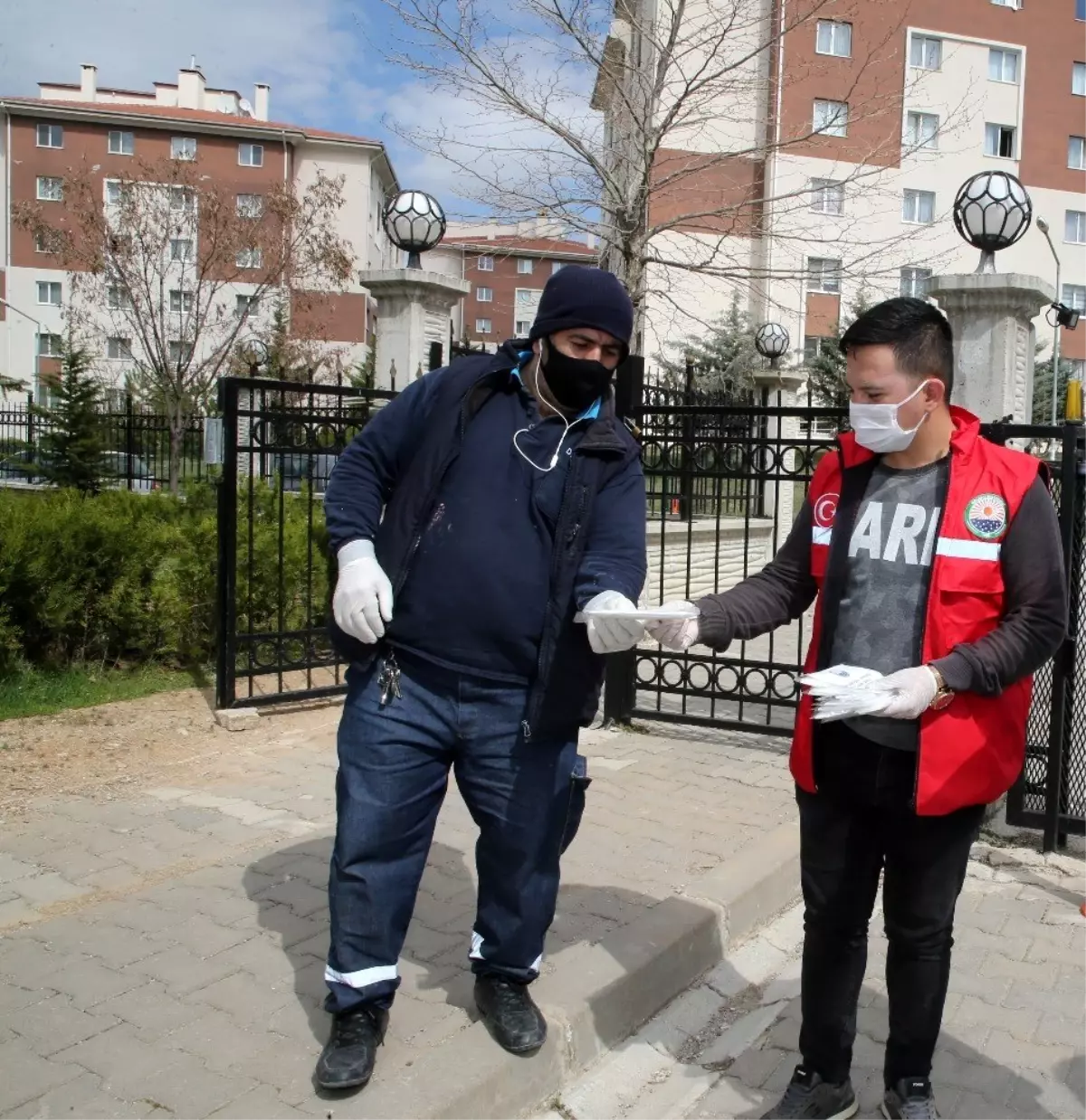 Gölbaşı Belediyesi apartman görevlilerine maske dağıttı