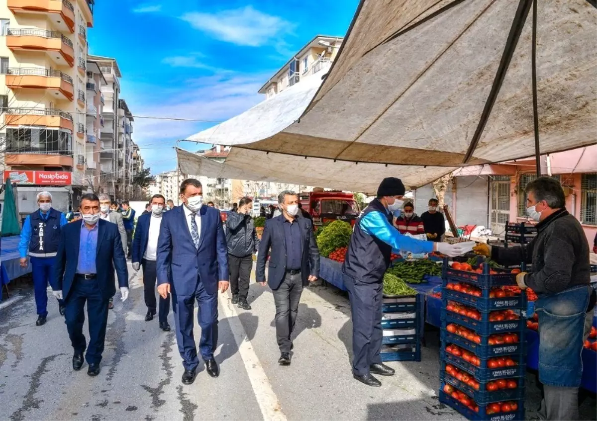 Gürkan pazarı ziyaret edip maske dağıttı