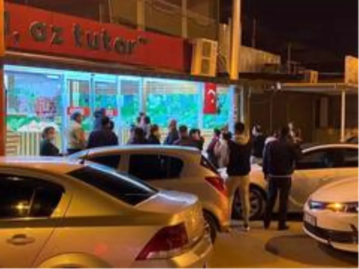 Hatay\'da vatandaşlar fırın ve marketlere akın etti