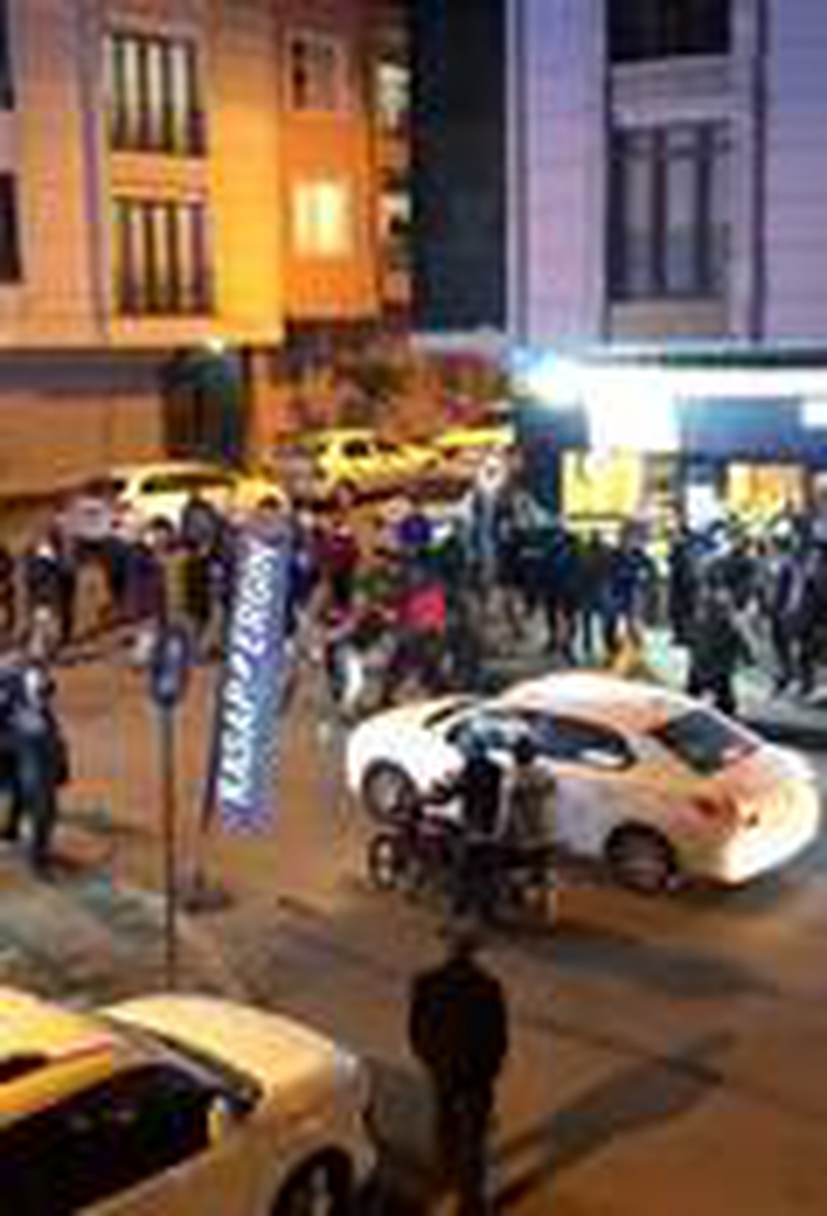 İstanbul\'da market ve fırın kuyruğundaki vatandaşlar birbirine girdi