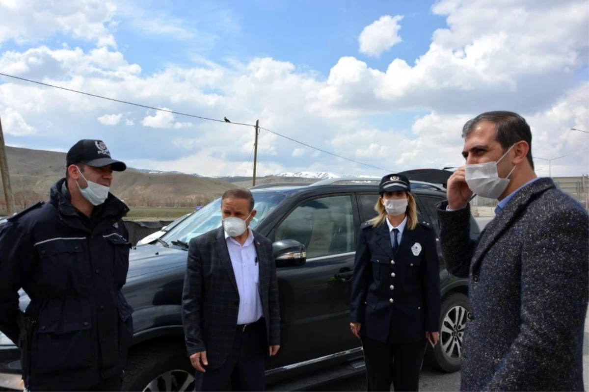 Kaymakam ve Belediye başkanı görev başındaki polislere tatlı ikramında bulundu