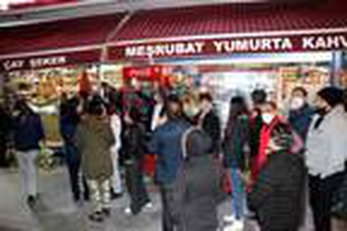 Kayseri\'de sokağa çıkma yasağını duyanlar market ve fırınlara koştu