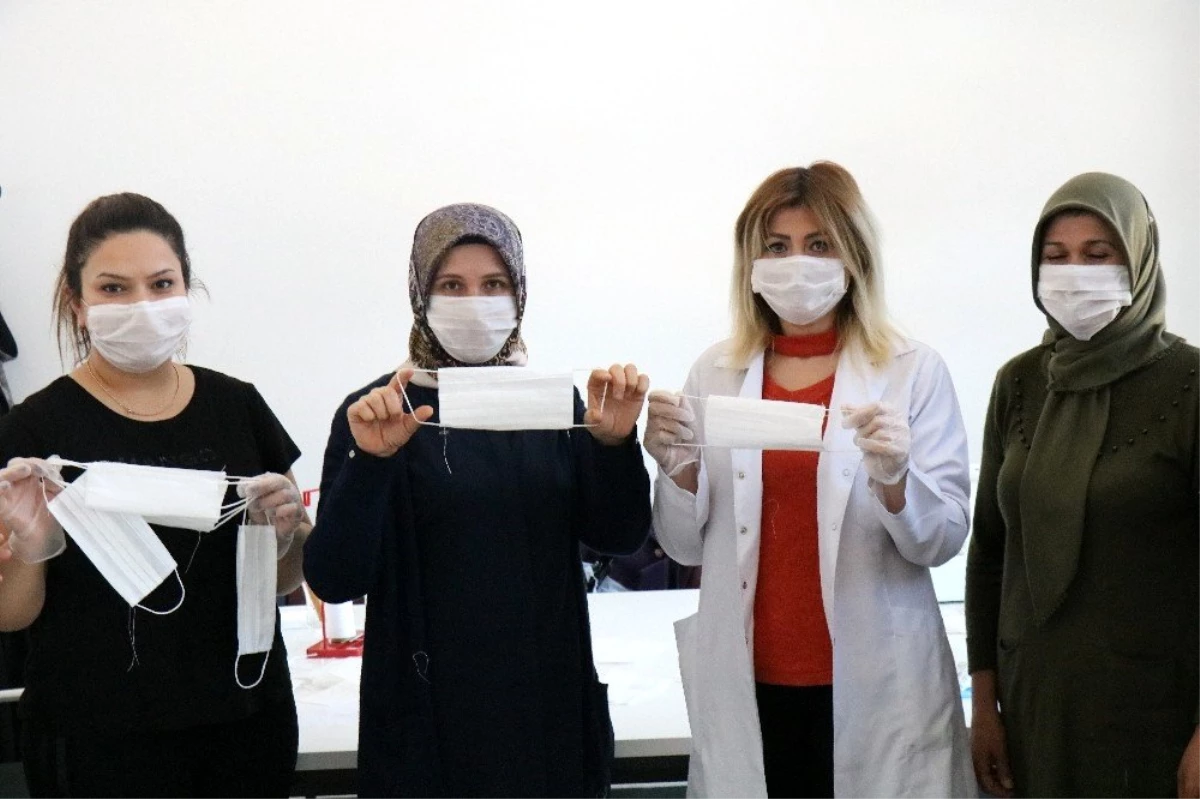 Kırşehir Belediyesi, günlük bin 500 maske üretimi yapıyor