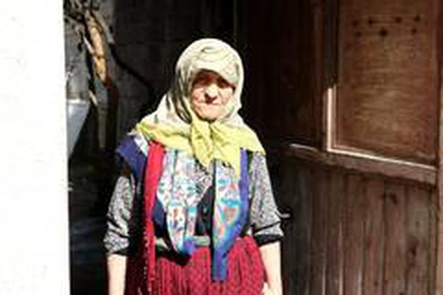 Kızılay’dan yaşlı kadına yardım eli - Son Dakika