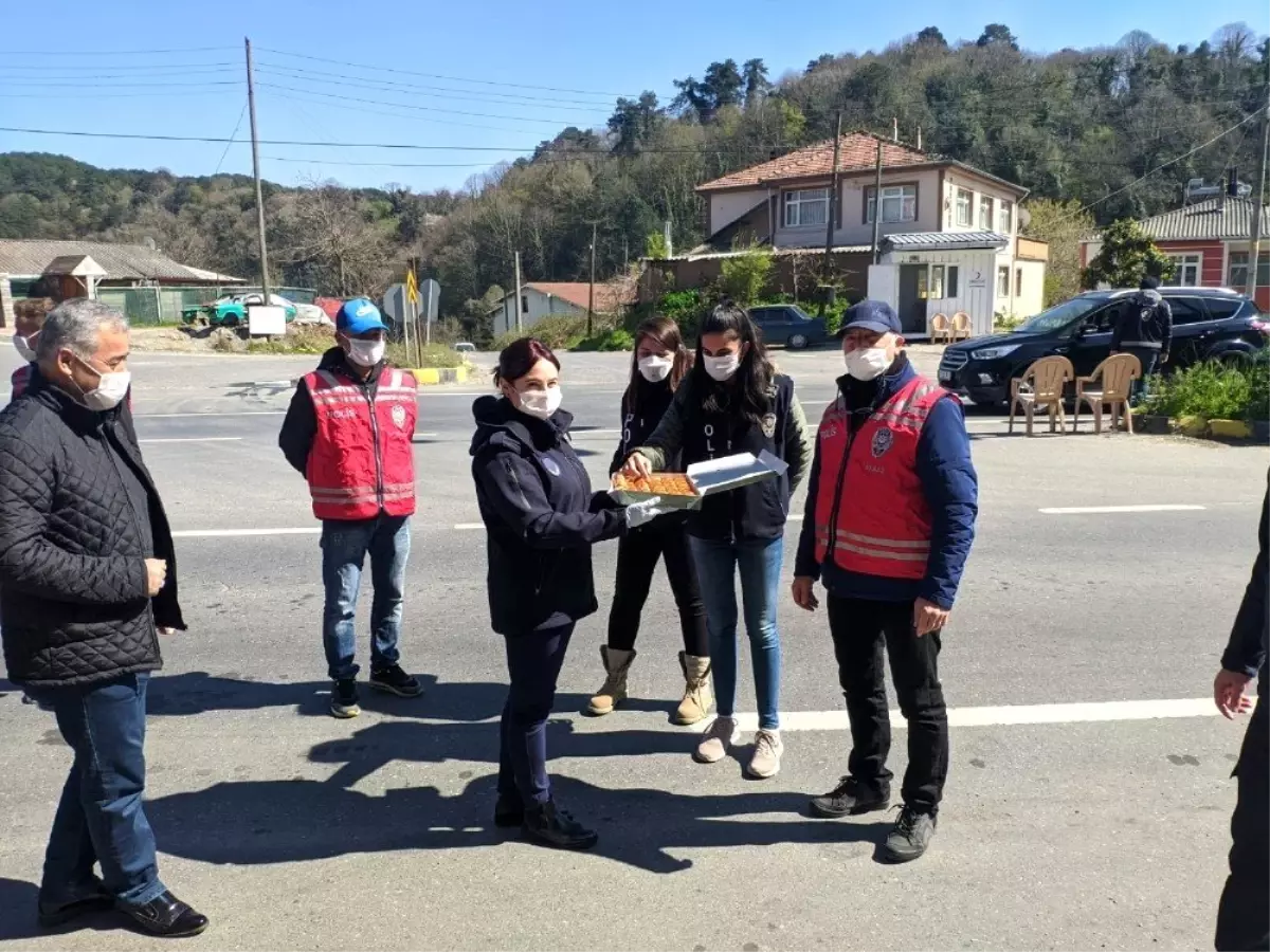 Kontrol noktasında polislere tatlı ikram ettiler