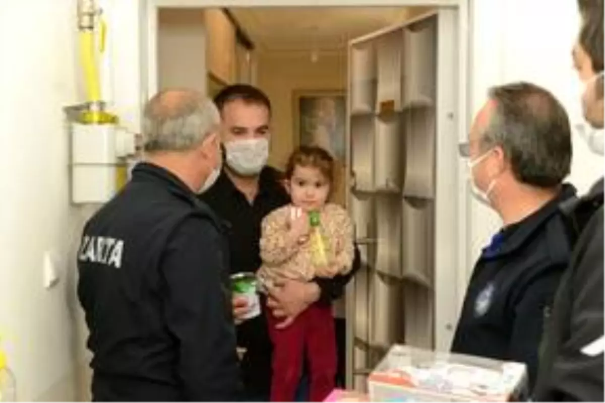 Kumbarasındaki 2,5 lirayla çikolata almak isteyen 2,5 yaşındaki Umay\'a belediyeden sürpriz