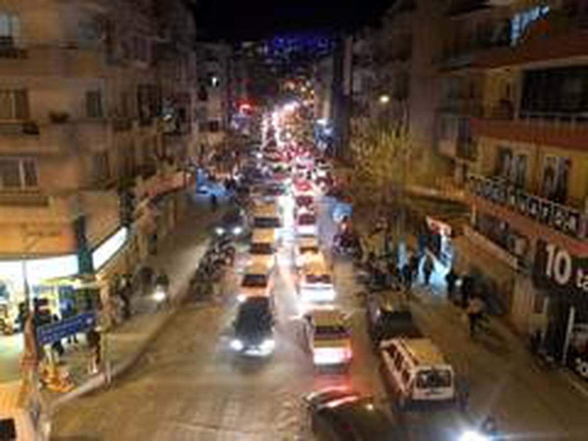 Kuşadası\'nda trafik kilitlendi, fırın ve marketler vatandaşların akınına uğradı