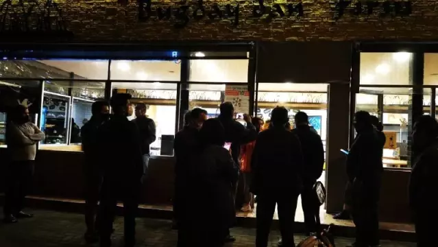 Marmaris’te fırın ve marketler önünde uzun kuyruklar oluştu Son Dakika