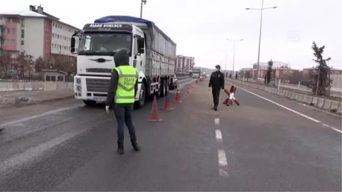 Öğretmenler polislere karanfil verip baklava ikram etti