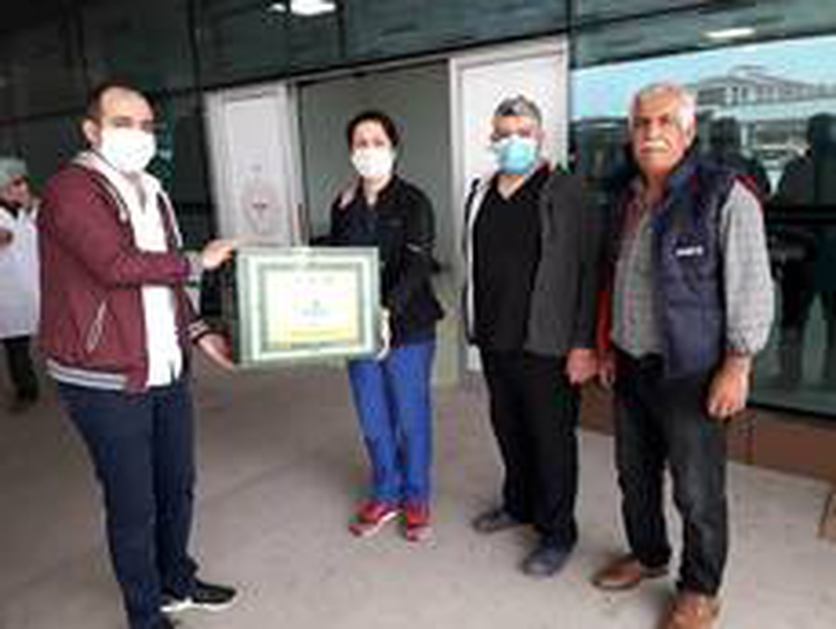 Sağlık çalışanlarına halk eğitimden maske desteği