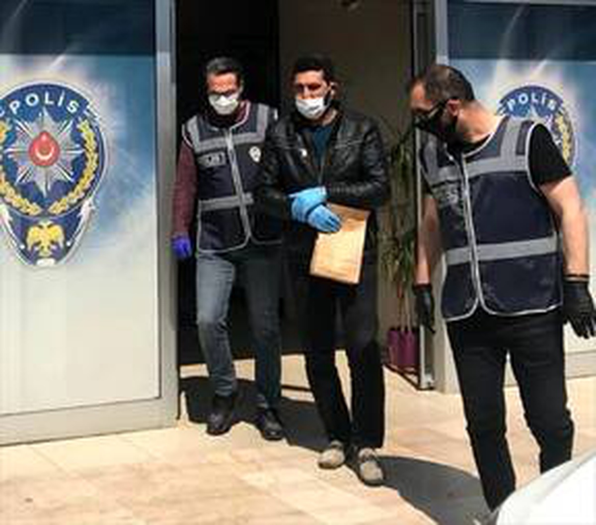 "Silahlı yağma" suçundan aranan şüpheli, kontrol noktasında yakalandı