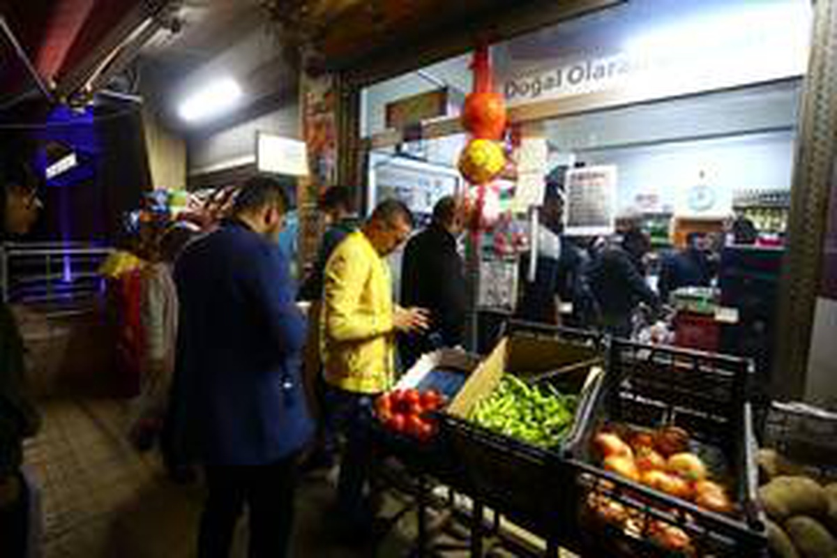 Sokağa çıkma yasağından önce Konya\'da marketlerde yoğunluk yaşandı