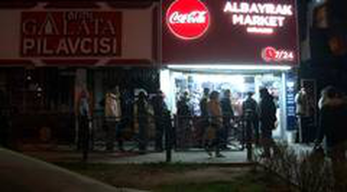 Sokağa çıkma yasağını duyan vatandaşlar fırın ve marketlere akın etti