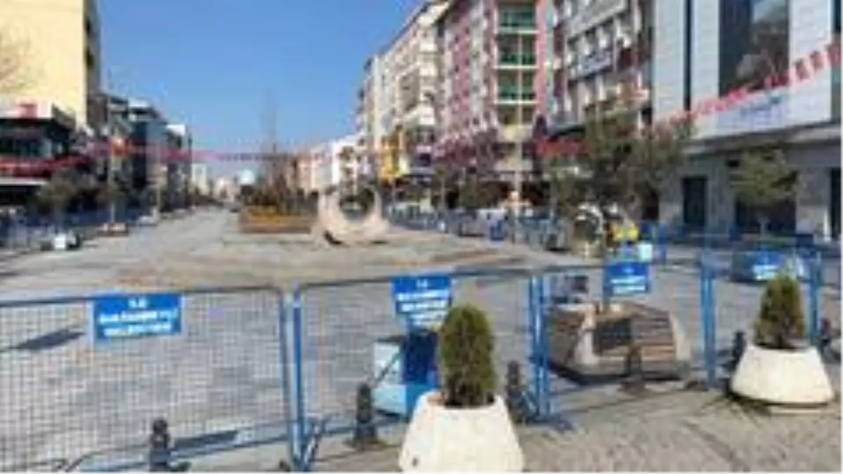 Sultanbeyli Kent Meydanı korona virüs tedbirleri kapsamında yaya trafiğine kapatıldı