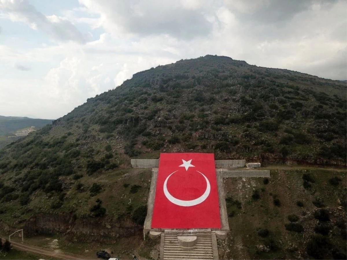 Afrin\'deki Darmık Dağı\'nda yok edilen terörist başı Apo portresinin yerine Türk bayrağı çizildi