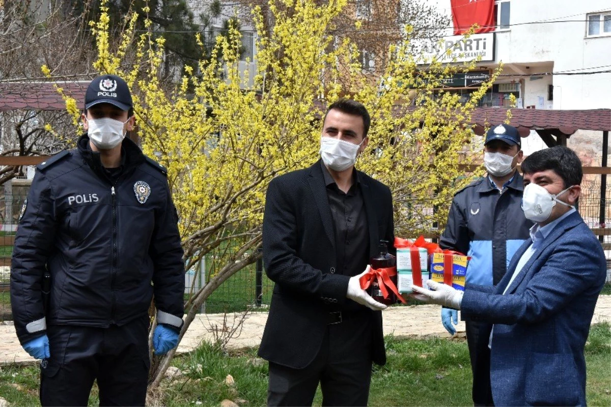 Tufanbeyli belediye Başkanı Ergü\'den polislere dezenfekte ve maskeli kutlama