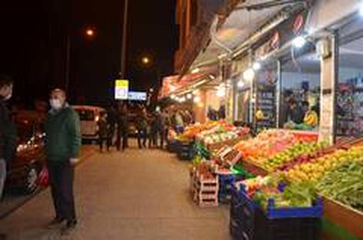 Vatandaşlar yasak öncesi market ve fırınlara akın etti