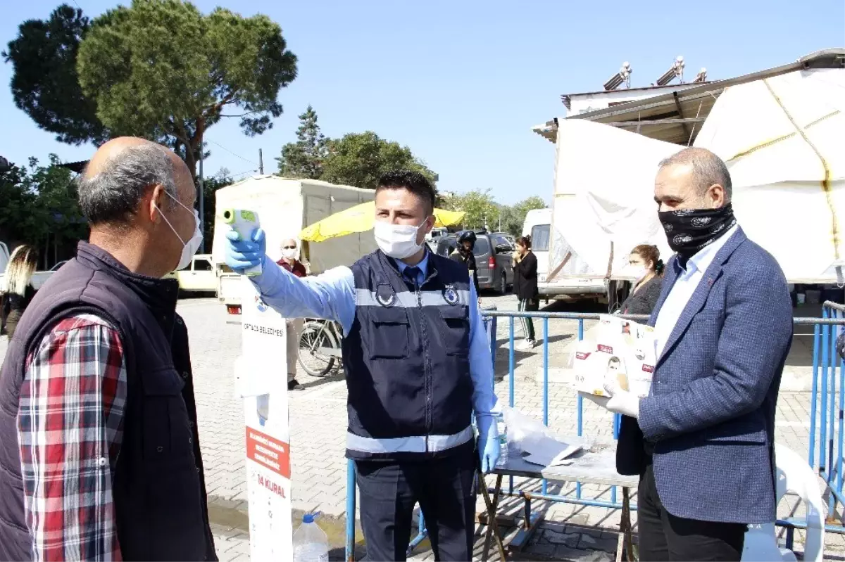 Vatandaşlara maske dağıtan Başkan Uzundemir, sosyal mesafe uyarısında bulundu