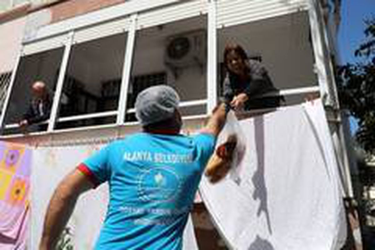 Alanya Belediyesinden ekmek yardımı
