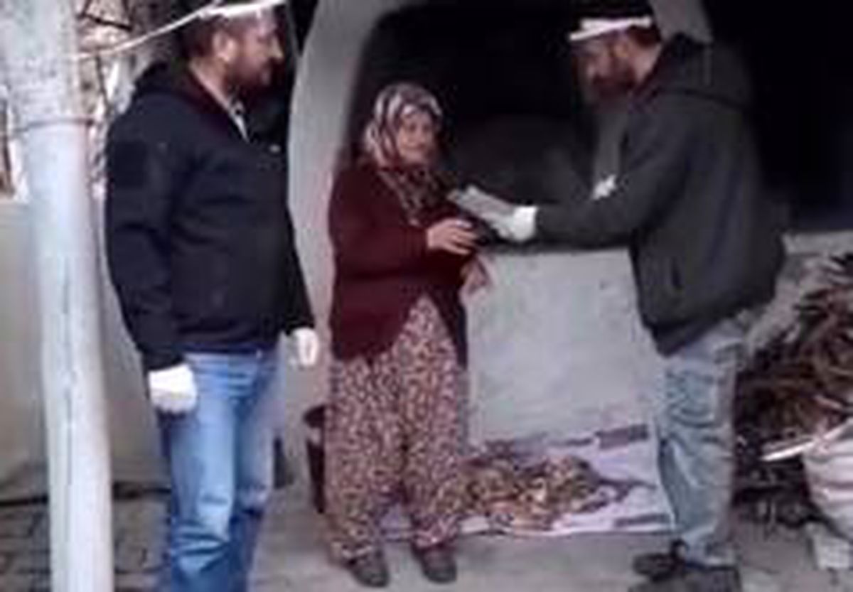 Amasya\'da polis ekipleri kolonya tutarak hak sahiplerine paraları teslim ediyor