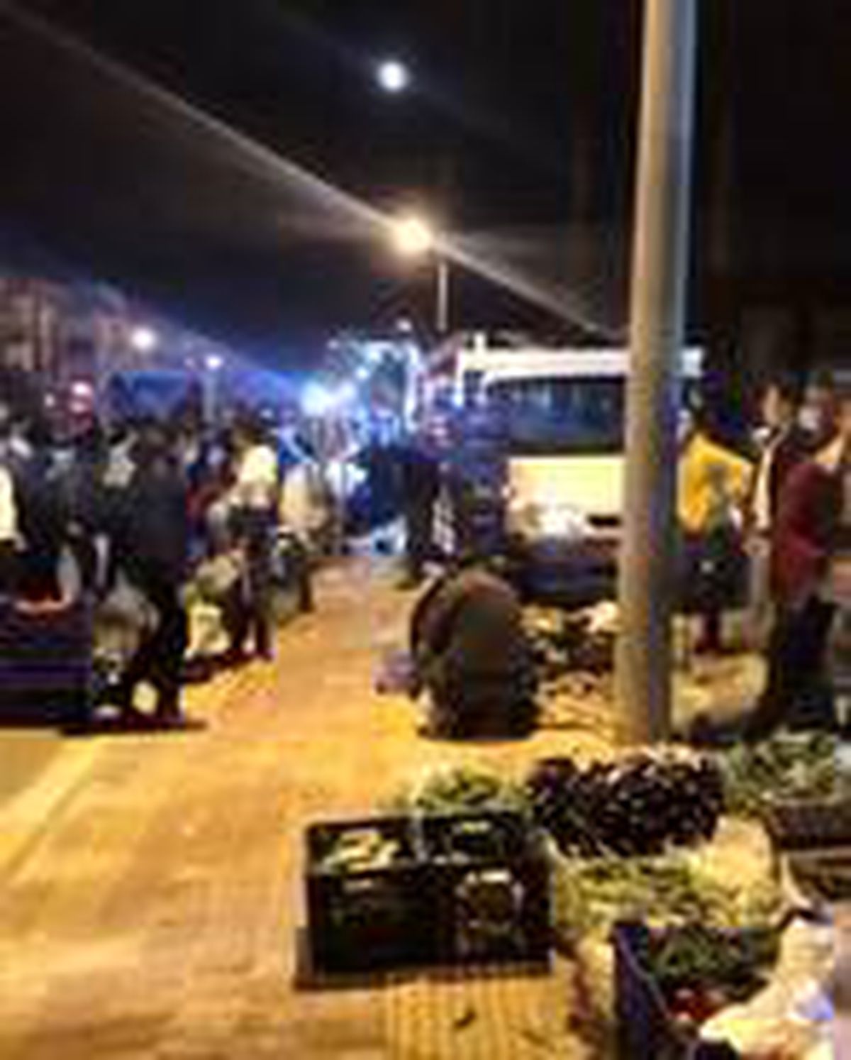 Antalya\'da kaldırımlara gece pazarı kuruldu