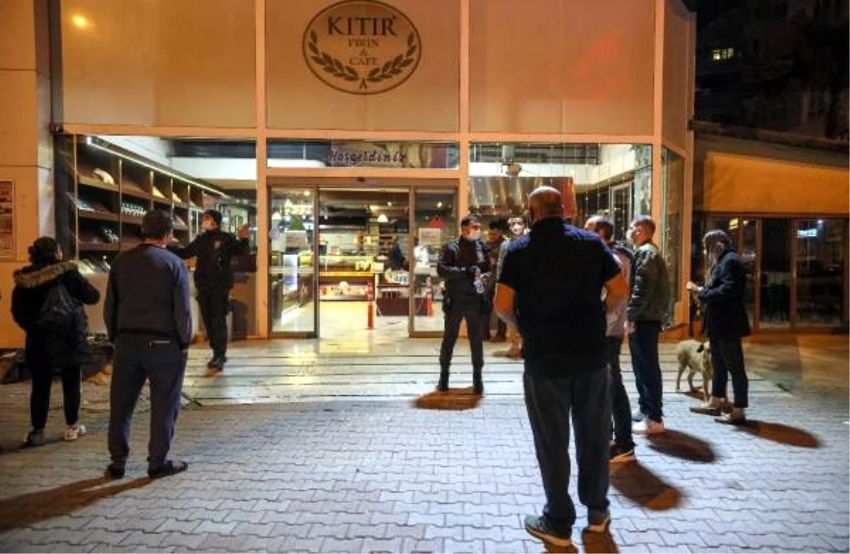 Antalya\'da vatandaşlar fırın ve marketlere koştu (2)