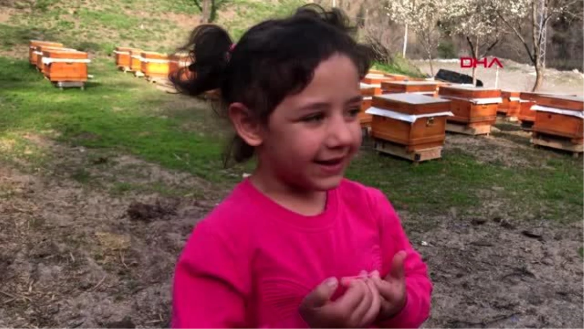 ARTVİN-3 yaşındaki Damla, jandarmaya asker selamı veriyor