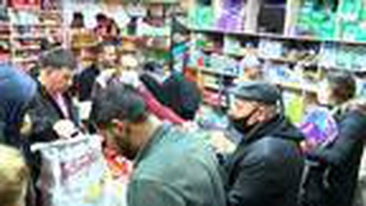 Balıkesir\'de sokağa çıkma yasağını duyanlar market ve fırınlara akın etti