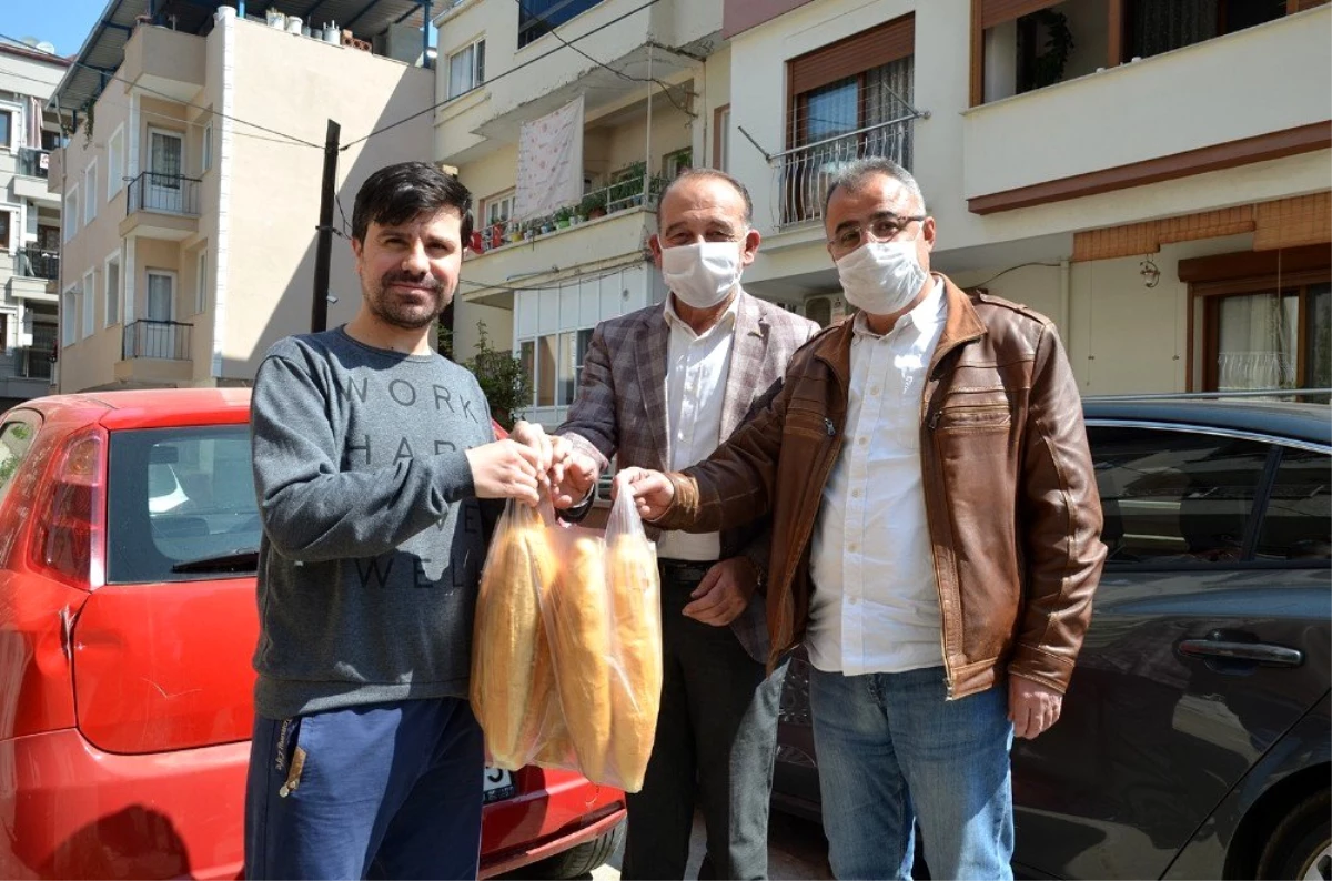 Başkan Akın vatandaşa ekmek götürdü, kartlarına su yükledi