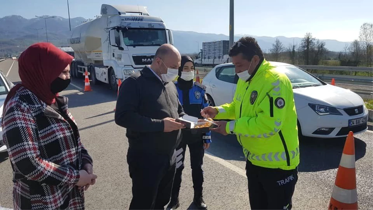 Başkan yardımcılarından polislere tatlı ikramı